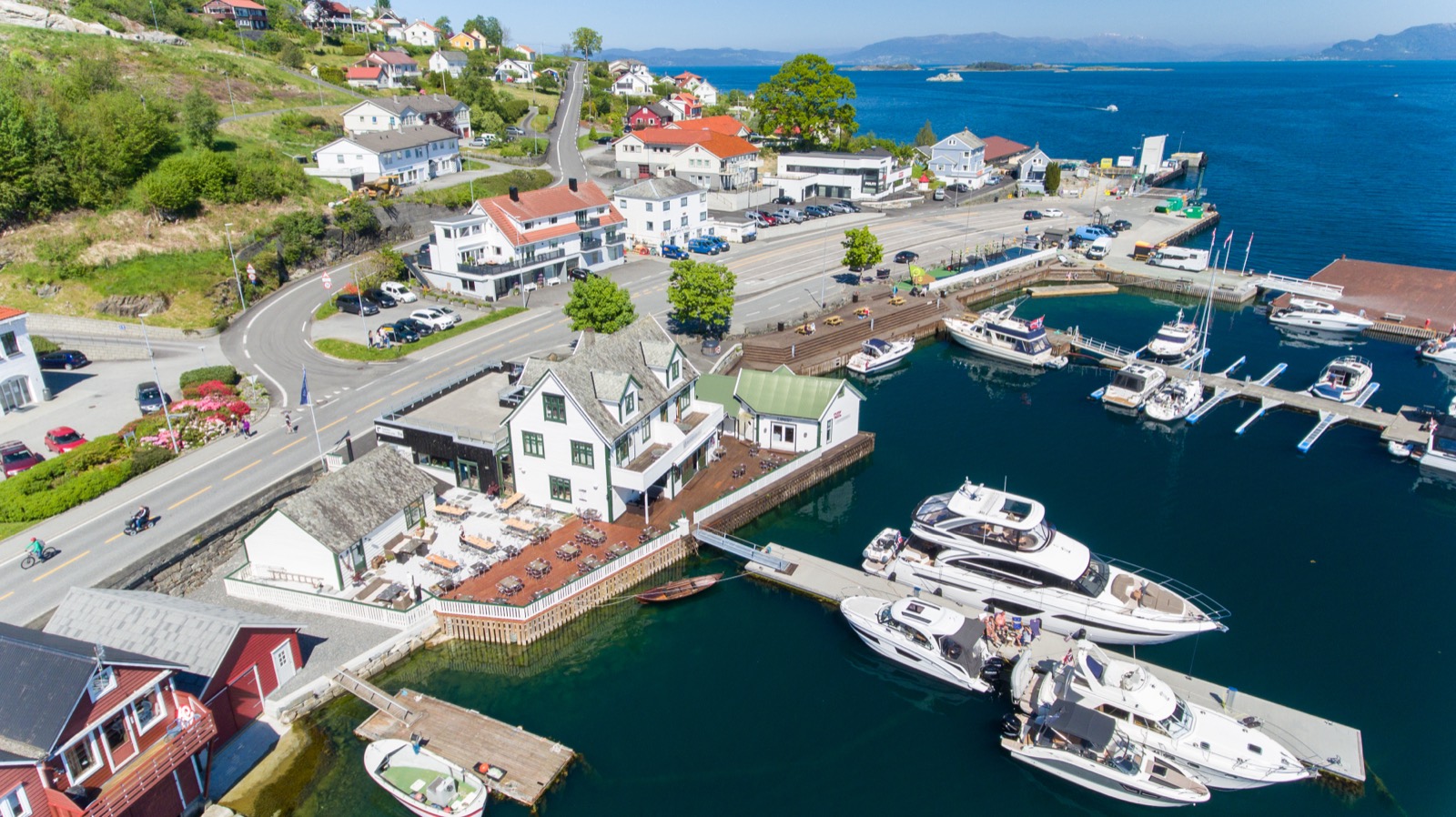 Hamnefronten med Mandelhuset og kaien